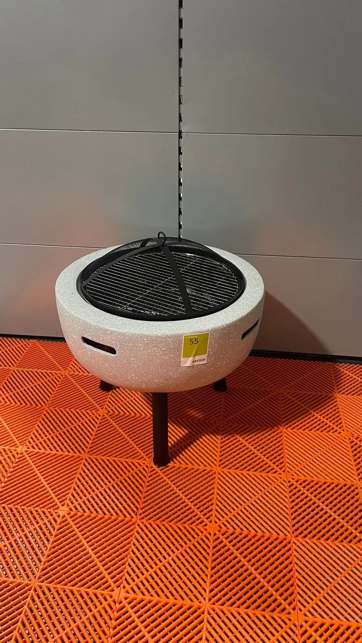 Runder Holzkohlegrill und Feuerstelle mit Steinoptik